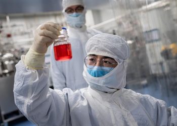 Vacina contra a Covid-19 pode estar pronta até outubro, diz CEO da Pfizer