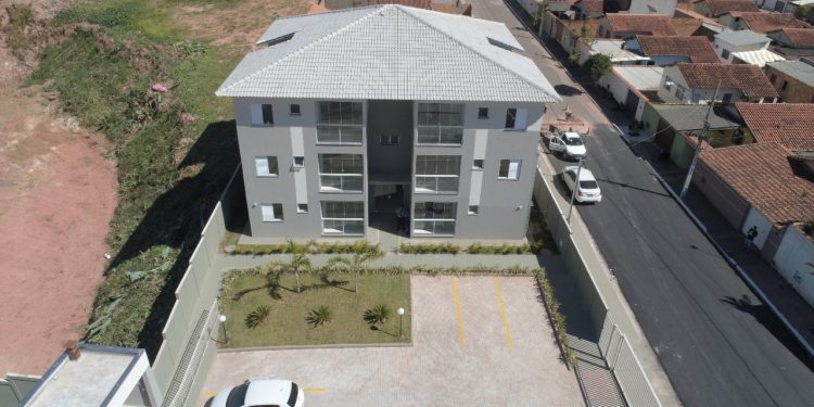 Moradores em risco da Rua Curruíra são transferidos para imóveis novos