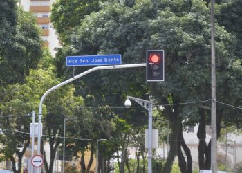 Revitalização de semáforos continua para disciplinar trânsito e dar mais segurança aos pedestres