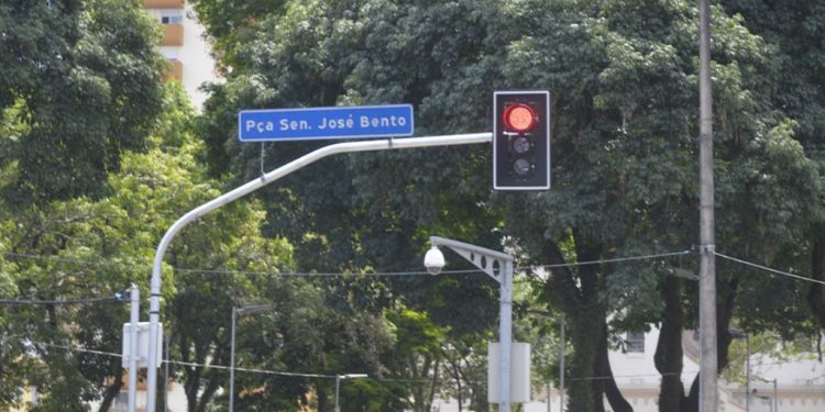 Revitalização de semáforos continua para disciplinar trânsito e dar mais segurança aos pedestres