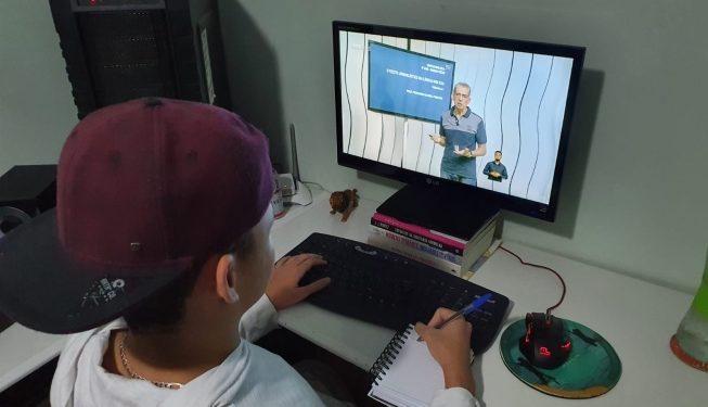 Volta às aulas: emissora de TV começam a transmitir ensino para estudantes mineiros