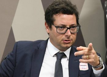 Secretário de Bolsonaro compara mortes da COVID-19 com transmissão de futebol