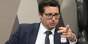 Secretário de Bolsonaro compara mortes da COVID-19 com transmissão de futebol