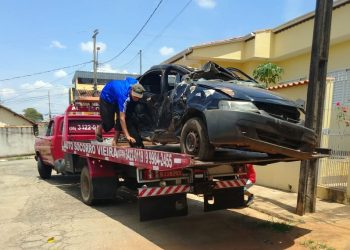 Prefeitura retira carcaças de veículos abandonadas em vias públicas