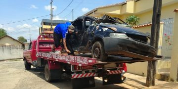 Prefeitura retira carcaças de veículos abandonadas em vias públicas