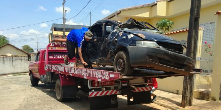 Prefeitura retira carcaças de veículos abandonadas em vias públicas