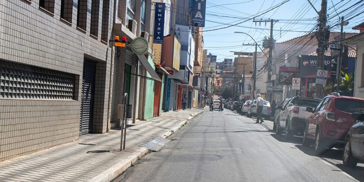 Carros não devem ser estacionados em algumas ruas para serviço de dedetização