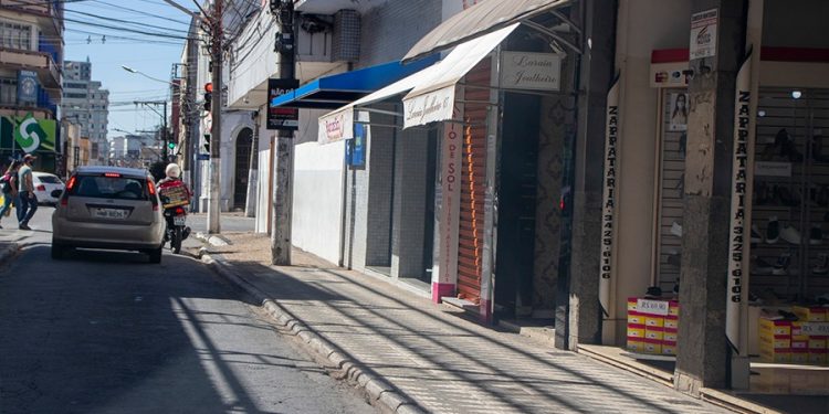 Carros não devem ser estacionados em algumas ruas para serviço de dedetização