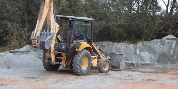 Em Pouso Alegre asfaltamento da estrada dos Ferreiras tem início