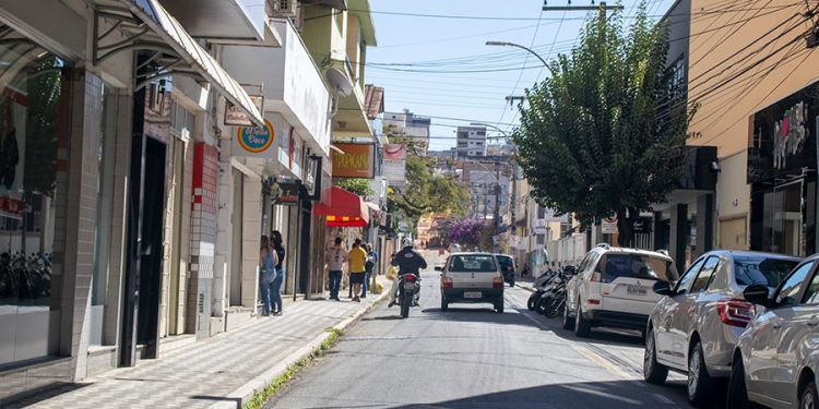 Carros não devem ser estacionados em algumas ruas para serviço de dedetização