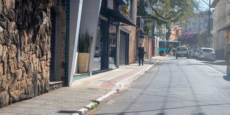 Carros não devem ser estacionados em algumas ruas para serviço de dedetização