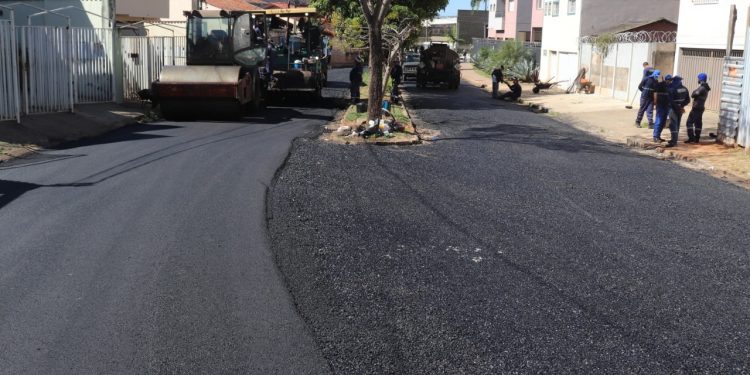 Bairros de Pouso Alegre recebem obras de pavimentação e substituição de galerias pluviais