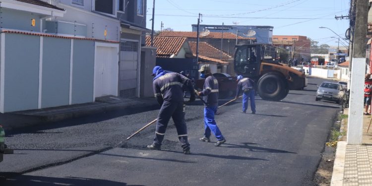 Em Pouso Alegre ruas do Bairro São José recebem pavimentação asfáltica