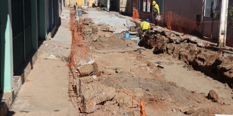 Bairros de Pouso Alegre recebem obras de pavimentação e substituição de galerias pluviais