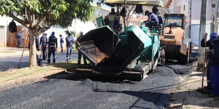 Bairros de Pouso Alegre recebem obras de pavimentação e substituição de galerias pluviais