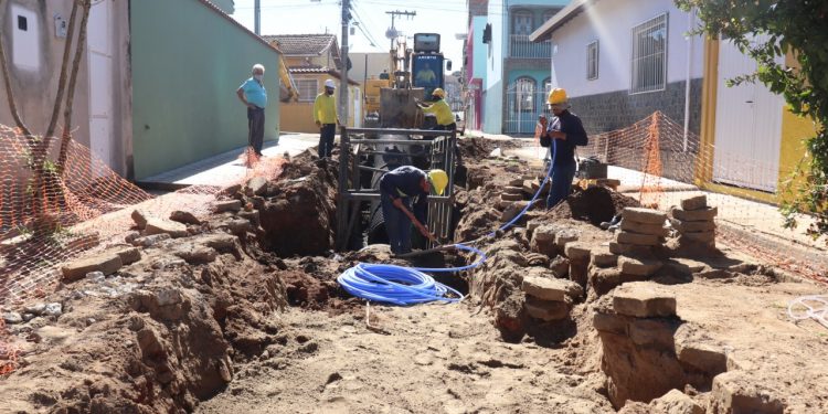 Bairros de Pouso Alegre recebem obras de pavimentação e substituição de galerias pluviais