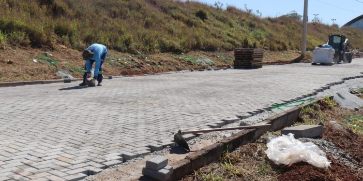 Bairros de Pouso Alegre recebem obras de pavimentação e substituição de galerias pluviais