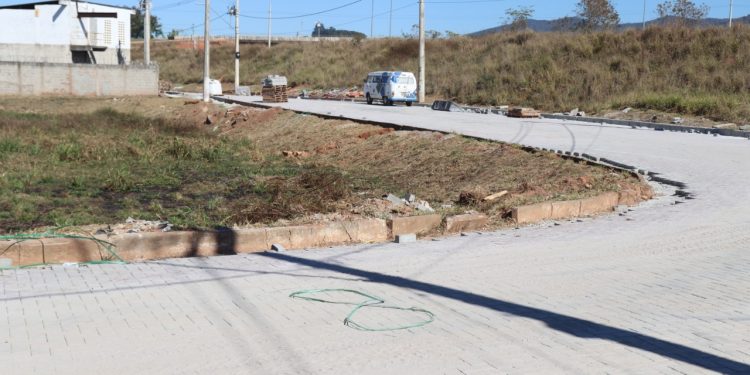 Bairros de Pouso Alegre recebem obras de pavimentação e substituição de galerias pluviais