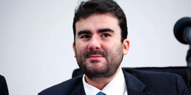 Ex-deputado Caio Nárcio morre aos 33 anos com Covid-19