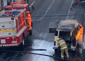 Veículo Kombi é destruída por incêndio no Centro de Pouso Alegre