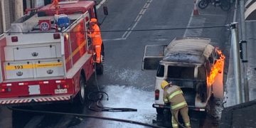 Veículo Kombi é destruída por incêndio no Centro de Pouso Alegre
