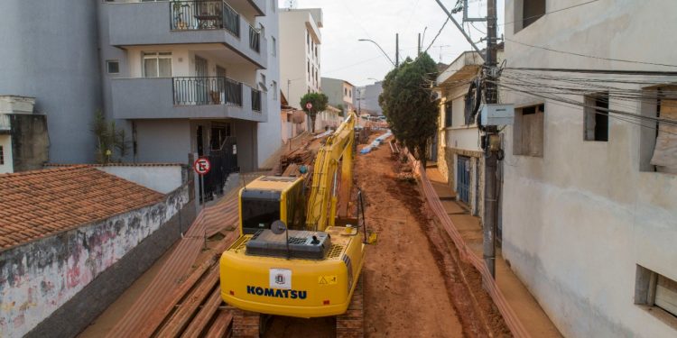 Rua Adolfo Olinto recebe contenção para evitar que detritos se espalhem