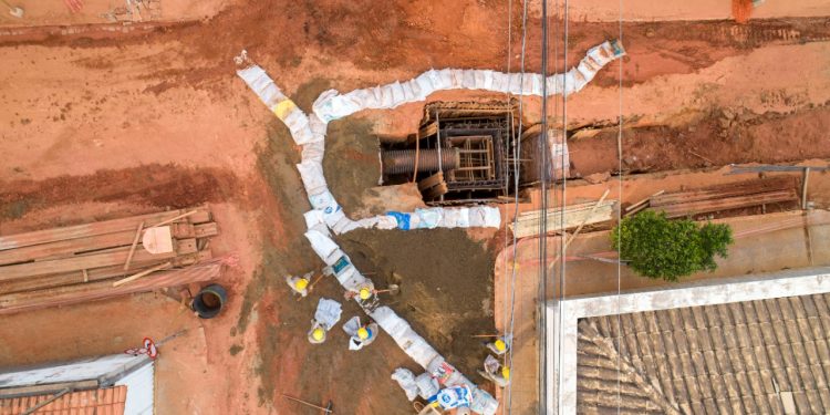 Rua Adolfo Olinto recebe contenção para evitar que detritos se espalhem