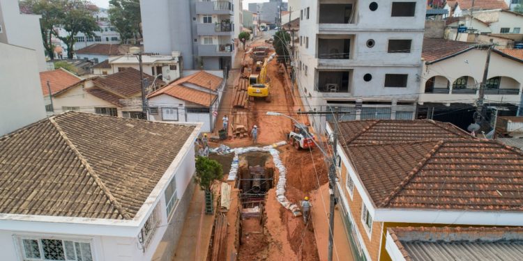 Rua Adolfo Olinto recebe contenção para evitar que detritos se espalhem