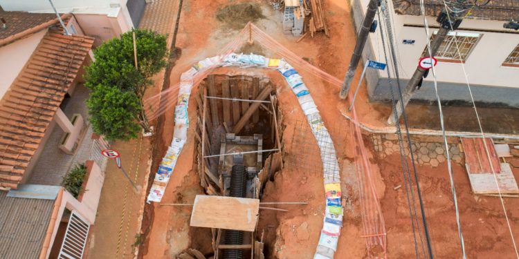 Rua Adolfo Olinto recebe contenção para evitar que detritos se espalhem