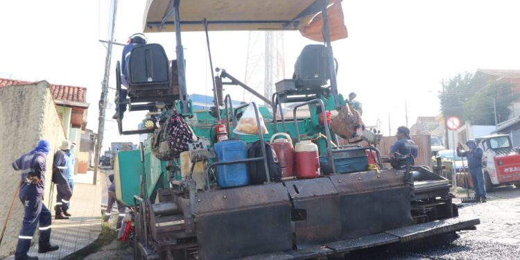 Rua no Bairro Santa Luzia recebe pavimentação asfáltica