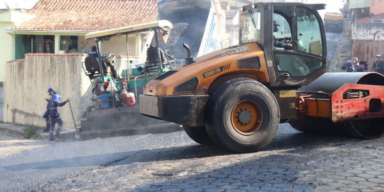 Rua no Bairro Santa Luzia recebe pavimentação asfáltica