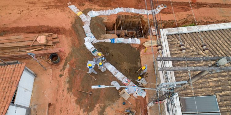 Rua Adolfo Olinto recebe contenção para evitar que detritos se espalhem