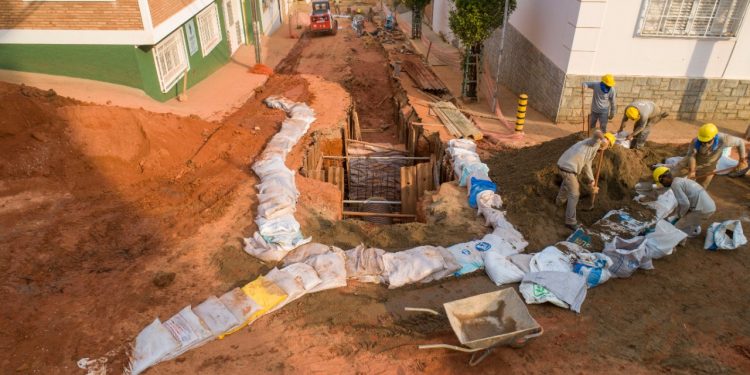 Rua Adolfo Olinto recebe contenção para evitar que detritos se espalhem