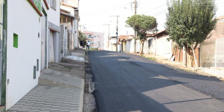 Rua no Bairro Santa Luzia recebe pavimentação asfáltica