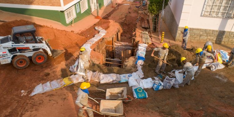 Rua Adolfo Olinto recebe contenção para evitar que detritos se espalhem