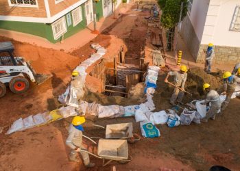 Rua Adolfo Olinto recebe contenção para evitar que detritos se espalhem