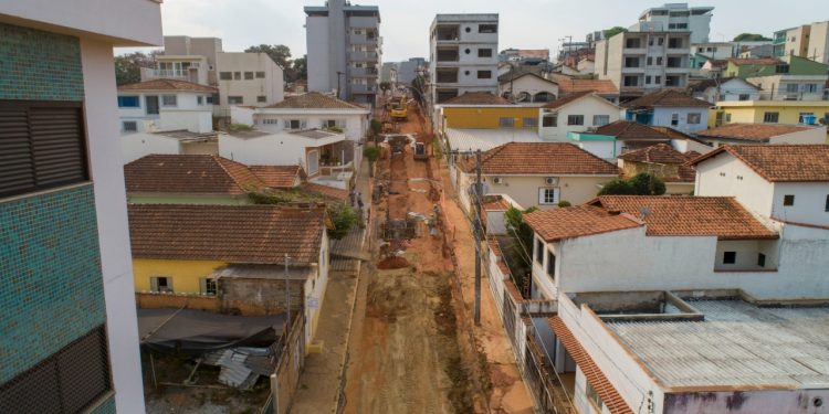 Rua Adolfo Olinto recebe contenção para evitar que detritos se espalhem