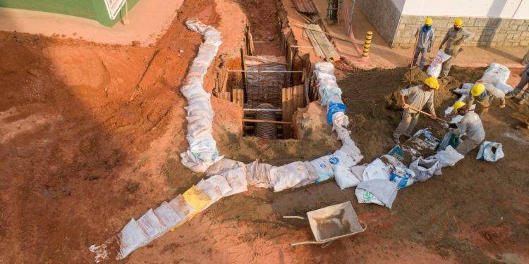 Rua Adolfo Olinto recebe contenção para evitar que detritos se espalhem