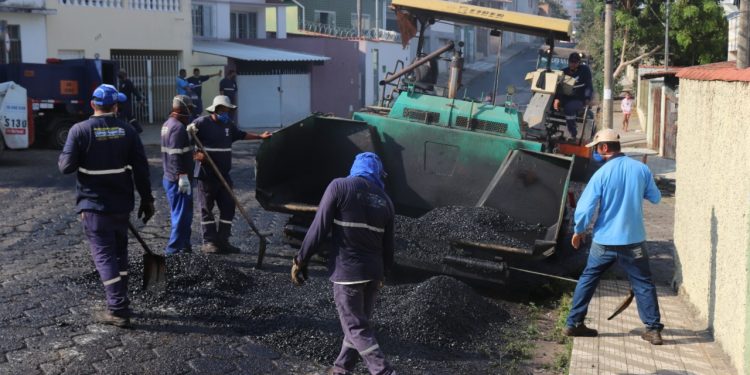 Rua no Bairro Santa Luzia recebe pavimentação asfáltica