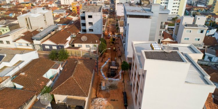 Rua Adolfo Olinto recebe contenção para evitar que detritos se espalhem