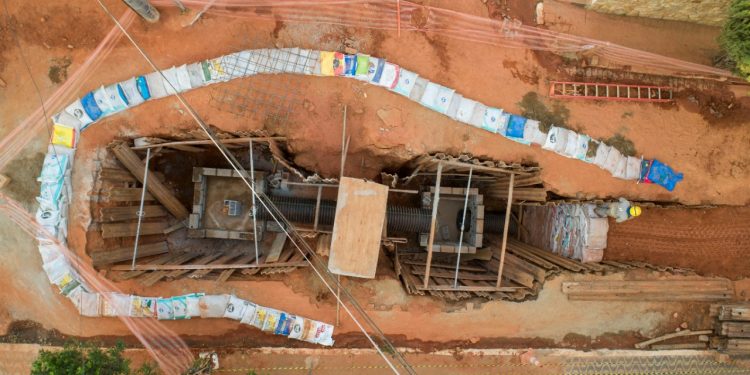 Rua Adolfo Olinto recebe contenção para evitar que detritos se espalhem