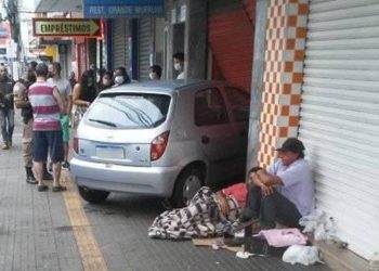 Motorista passa mal e invade porta de pastelaria em Pouso Alegre