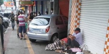 Motorista passa mal e invade porta de pastelaria em Pouso Alegre