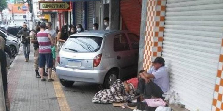 Motorista passa mal e invade porta de pastelaria em Pouso Alegre