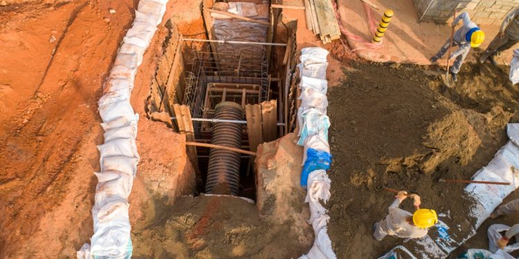 Rua Adolfo Olinto recebe contenção para evitar que detritos se espalhem