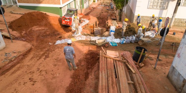 Rua Adolfo Olinto recebe contenção para evitar que detritos se espalhem