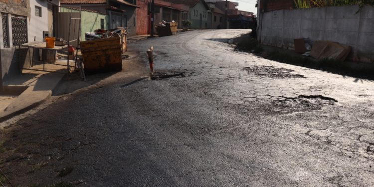 Rua no Bairro Santa Luzia recebe pavimentação asfáltica
