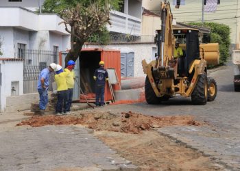 Bairro da Saúde, em Pouso Alegre, recebe obras de implantação de galeria pluvial