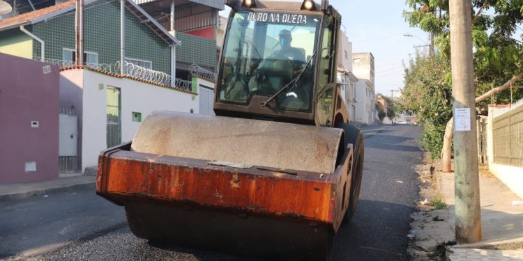 Rua no Bairro Santa Luzia recebe pavimentação asfáltica