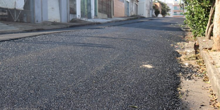 Rua no Bairro Santa Luzia recebe pavimentação asfáltica